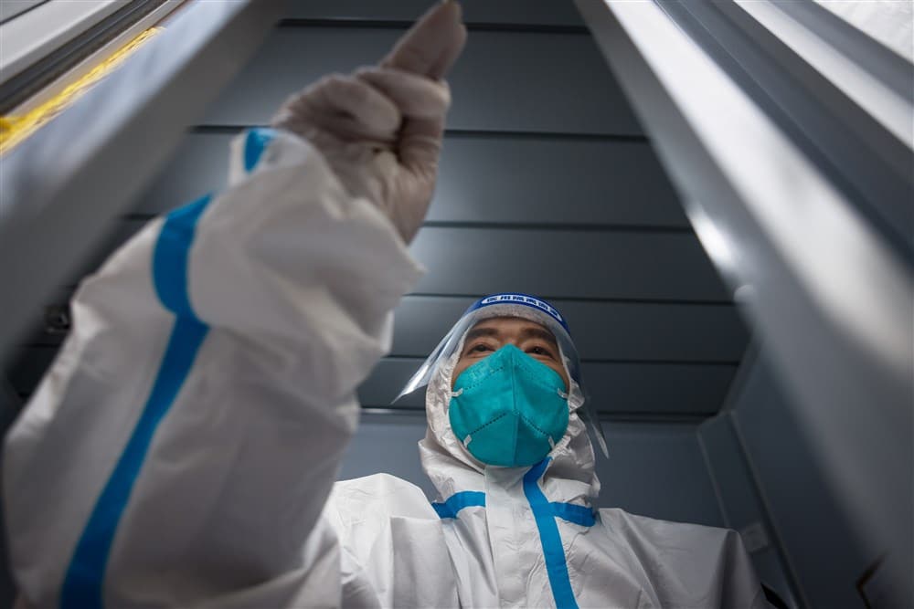 Eksplozija slučajeva kovida u Pekingu: Ulice i tržni centri prazni, ljude se drže podalje jedni od drugih 3