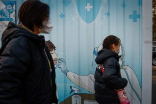 Korona virus u Kini Zatvorili tržne centre, muzeje, parkove: Zemlja u kojoj zbog kovida i dalje važe najstrože mere na svetu (FOTO) 2