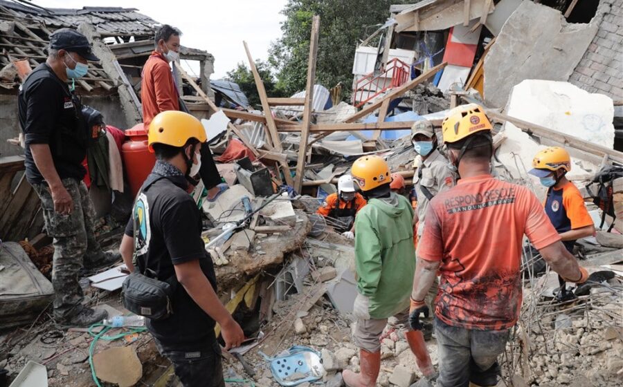 (VIDEO)Šestogodišnji dečak izvučen iz ruševina nakon snažnog zemljotresa u Indoneziji 16