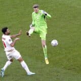 (VIDEO) Krenuo po loptu, pa nokautirao rivala: Kako je golmanu Velsa dosuđen prvi crveni karton na Mundijalu 2022? 7