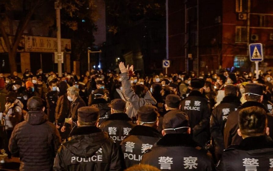Snažno policijsko prisustvo na ulicama kineskih gradova: Zaustavljaju prolaznike i proveravaju im telefone 1