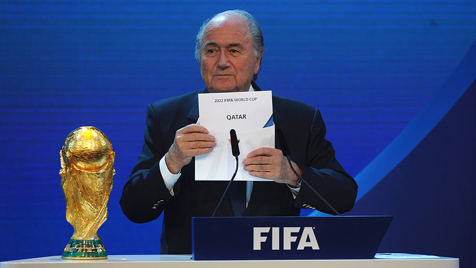 Svetsko prvenstvo i fudbal: Počinje borba za Zlatnu boginju - sve što treba da znate o Mundijalu u Kataru 2 Sepp Blatter announces that Qatar has won the bid to host the 2022 World Cup