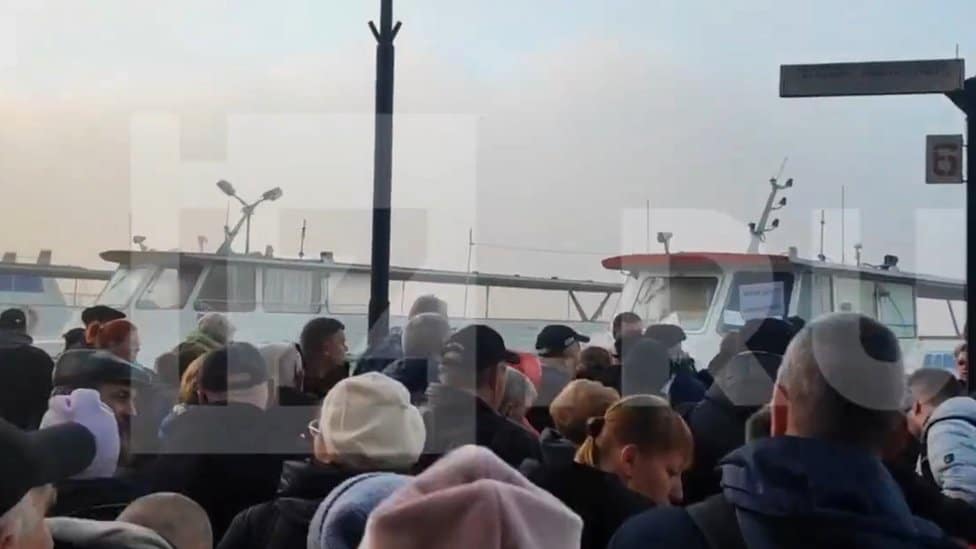 Rusija i Ukrajina: Zašto je kontrola nad Hersonom toliko važna 4 Russia's Izvestia website showed footage of people gathering to cross the Dnieper river by ferry out of Kherson