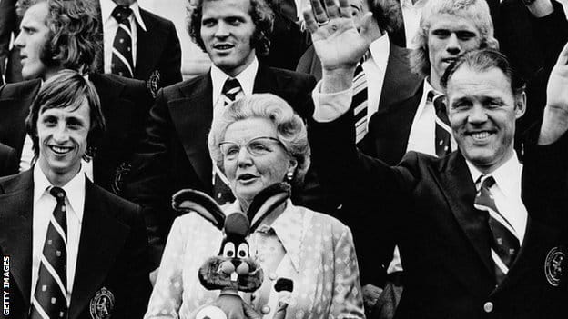 Svetsko prvenstvo 2022: Šta su ofsajd, indirekt ili presing - sedam pojmova koje treba da znate pre Mundijala u Kataru 7 Johan Cruyff, Queen Juliana and Rinus Michels