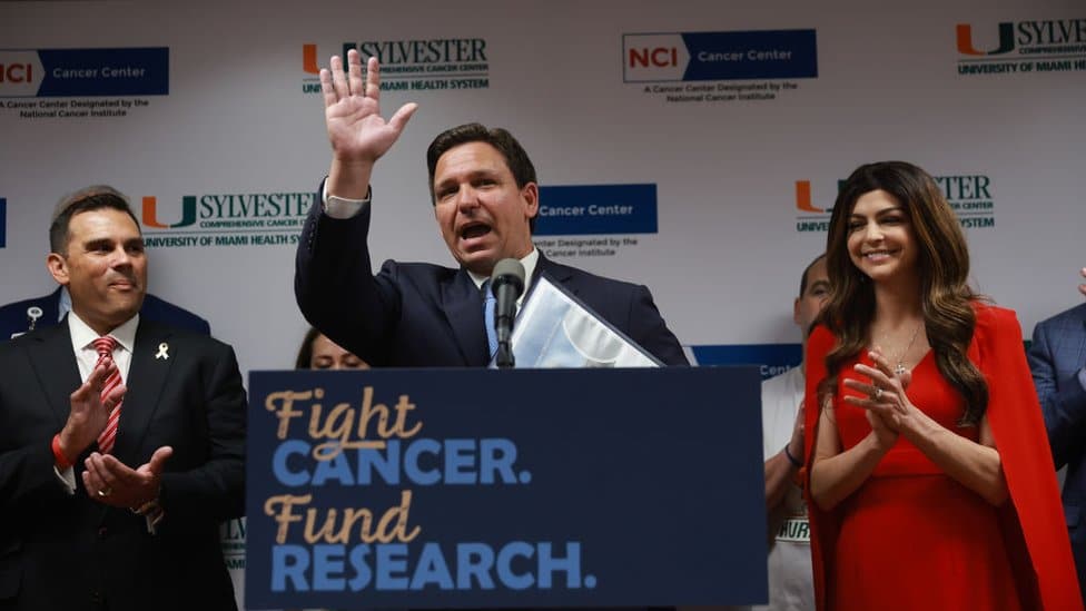 Amerika i izbori: Suočio se sa uraganom, da li će i sa Trampom - ko je Ron Desantis, guverner Floride 3 Ron and Casey DeSantis at an event in May 2022.