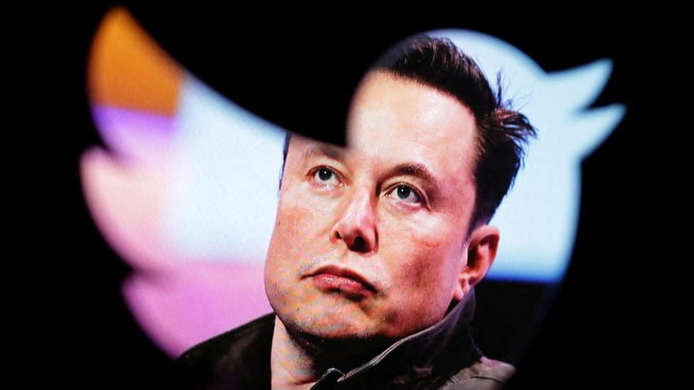 Društvene mreže: Rasprava na Tviteru oko plave oznake - šta je Ilon Mask odgovorio piscu Stivenu Kingu 2 Elon Musk seen through the Twitter logo.