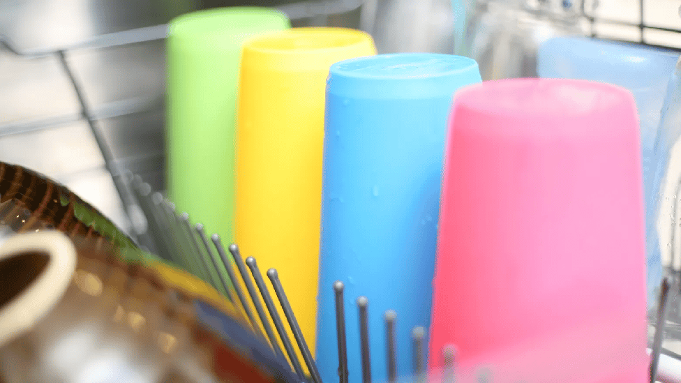 Plastika na bazi nafte odbija vodu više od keramike ili metala, pretvarajući vodu u kapljice i čineći da sporije isparavaju