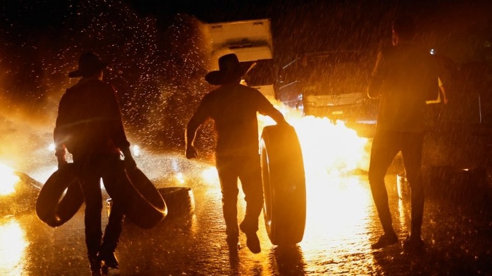 Izbori u Brazilu: Bolsonaro nije osporio rezultate, ali nije ni direktno priznao poraz 2 Bolsonaro supporters move tyres to a burning barricade near Abadiania, central Brazil. Photo: 31 October 2022
