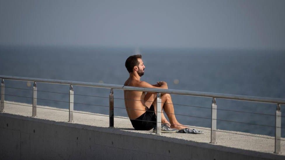 Vreme u Evropi: Da li su rekordne oktobarske temperature „pogled u klimatsku budućnost“ 1 A man enjoys the sun in Barceloneta beach, in Barcelona on October 27, 2022.