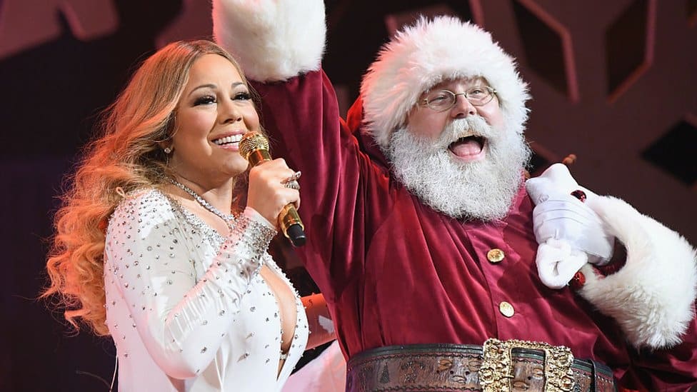 Muzika: Maraja Keri zvanično nije „Kraljica Božića" 2 Mariah Carey with Santa