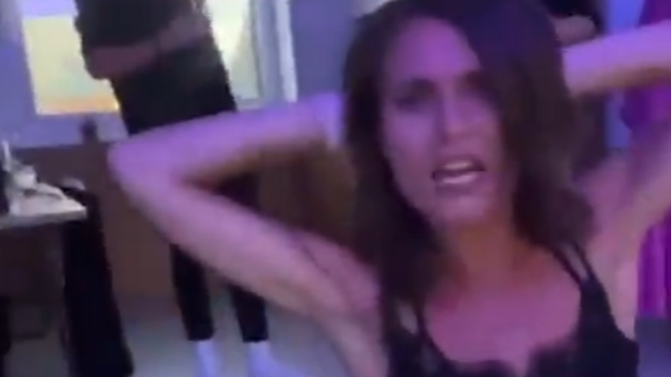 Finska i Sana Marin: Nije kršila pravila: Bez postupka protiv premijerka Finske zbog snimka sa žurke 2 Finnish prime minister is seen dancing on floor in black top and white jeans