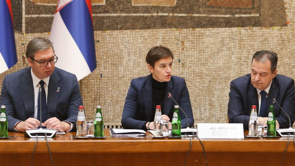 Srbija i Kosovo: Srbi se povukli iz svih institucija, policajci poskidali uniforme, EU poziva na razum 2 Vučić, Brnabić, Dačić