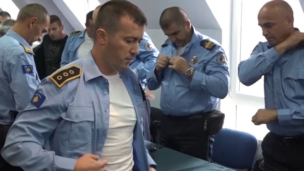 Srbija i Kosovo: Srbi se povukli iz svih institucija, policajci poskidali uniforme, EU poziva na razum 1 Srpski pripadnici kosovske policije skidaju uniforme