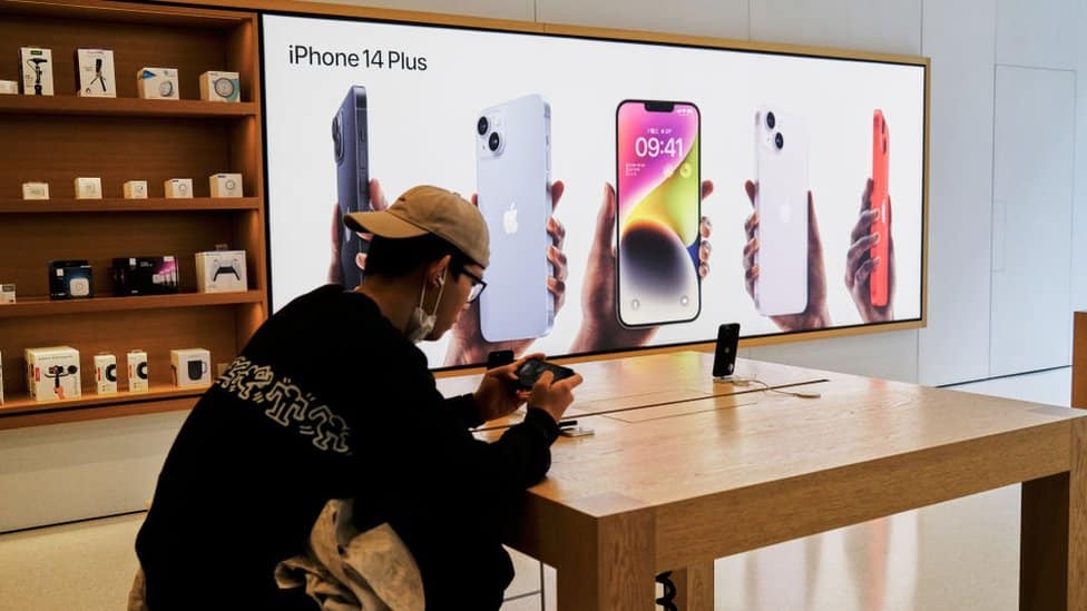 Epl i korona virus: Kupci duže čekaju poručene ajfone zbog zatvaranja usled kovida u Kini 1 Apple announces iPhone 14 delays due to China's Covid Lockdown policy.