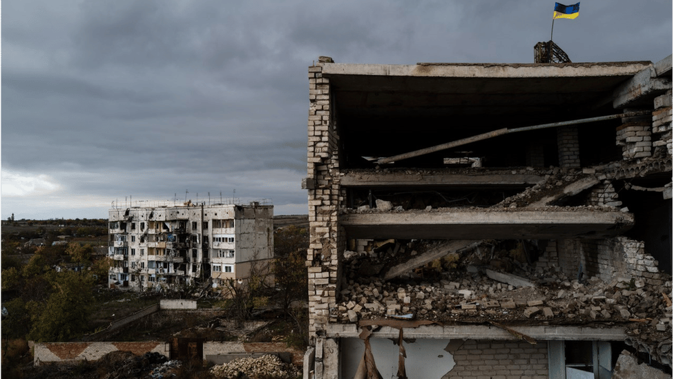 Rusija i Ukrajina: Zašto je kontrola nad Hersonom toliko važna 3 A Ukrainian flag flies over a ruined apartment block in he recaptured village of Archangelske, in Kherson province