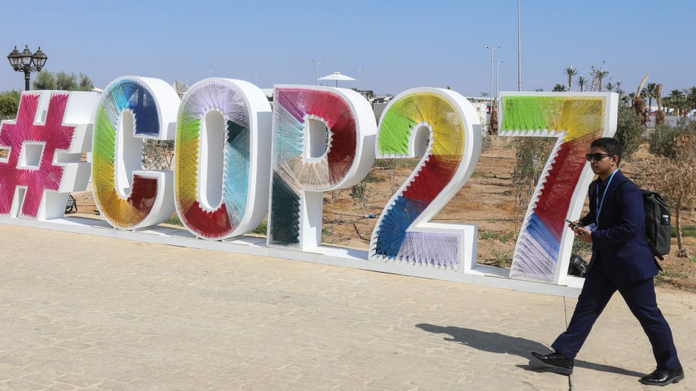 Klimatske promene i Samit COP27 u Egiptu: „Na autoputu za klimatski pakao" - svetski lideri najavljuju odlučniju reakciju na klimatske promene 2 A sign reading COP27 at resort in Sharm el-Sheikh, Egypt