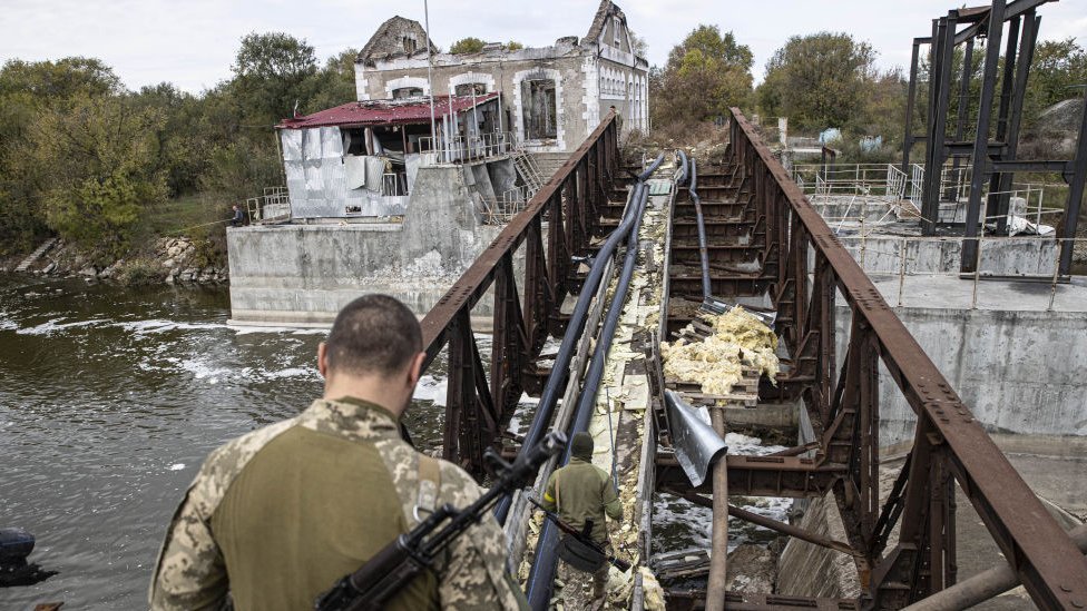 Rusija i Ukrajina: Zašto je kontrola nad Hersonom toliko važna 1 Ukrainian soldiers cross damaged bridge in the recaptured town of Velyka Oleksandrivka in Kherson region,