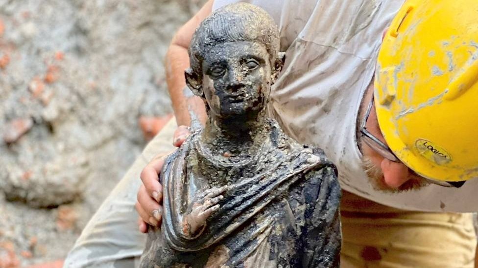 Umetnost, arheologija i istorija: Pronađene očuvane bronzane statue u Italiji iz rimskog perioda koje bi mogle da „ponovo ispišu istoriju" 2 One of the statues