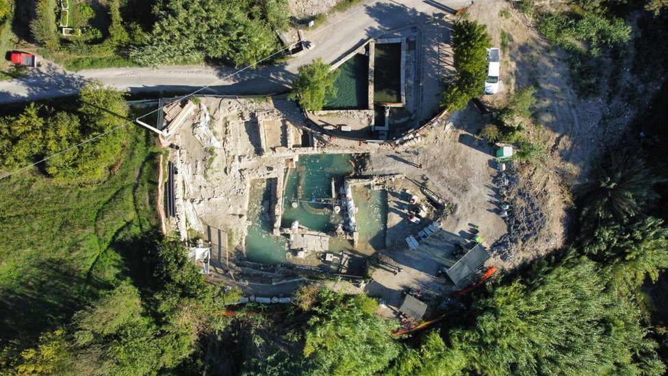 Umetnost, arheologija i istorija: Pronađene očuvane bronzane statue u Italiji iz rimskog perioda koje bi mogle da „ponovo ispišu istoriju" 8 A drone shot of the dig site