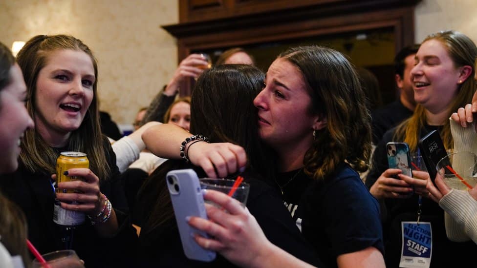 Amerika i izbori: Republikanci na putu da preuzmu Kongres, tesna borba za Senat 1 Supporters cheer during an election night watch party for Sen. Maggie Hassan (D-NH) at the Puritan Conference Center on 8 November, 2022 in Manchester, New Hampshire