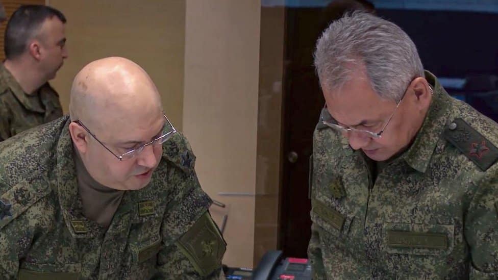 Rusija i Ukrajina: Putin ne može da izbegne posledice ruskog povlačenja iz Hersona 2 Russian Defence Minister Shoigu visits command centre in Ukraine - 08 Nov 2022