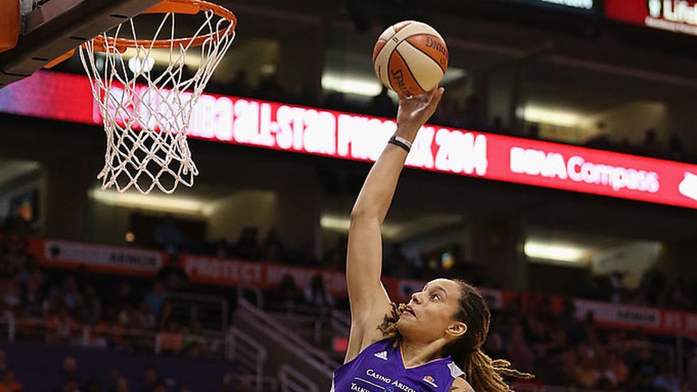 Amerika i Rusija: Košarkaška zvezda Britni Grajner prebačena iz zatvora u rusku kaznenu koloniju 2 Western Conference All-Star Brittney Griner #42 of the Phoenix Mercury attempts a slam dunk against the Eastern Conference during the first half of the WNBA All-Star Game at US Airways Center on July 19, 2014 in Phoenix, Arizona