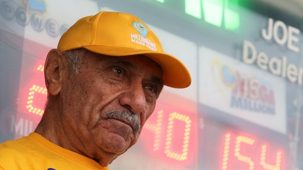Amerika i igre na sreću: Vlasnik prodavnice gde je kupljena srećka za rekordnu premiju dobio milion dolara 1 Joseph Chahayed poses after a single winning ticket for the Powerball lottery drawing was sold in at Joe's Service Center, in Altadena, California, 8 November 2022.