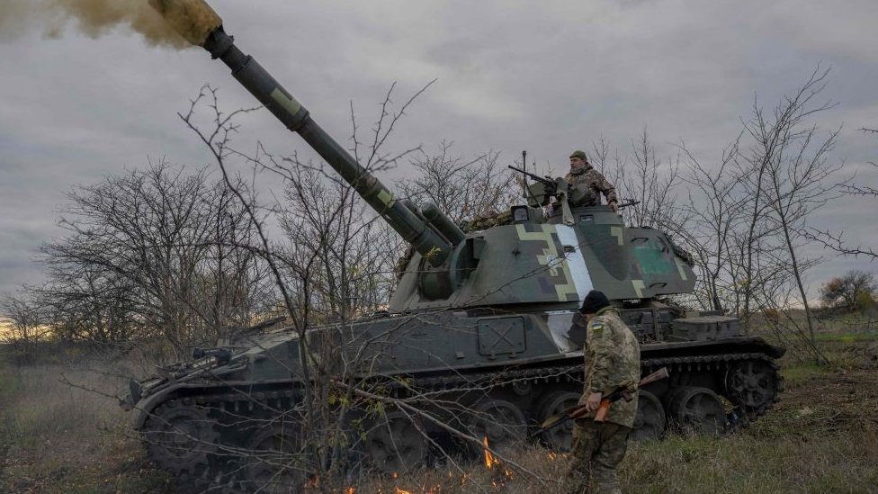 Rusija i Ukrajina: Strepnja i nada stanovnika Hersona posle najave povlačenja ruske vojske 3 Ukrainian tank fires towards Kherson