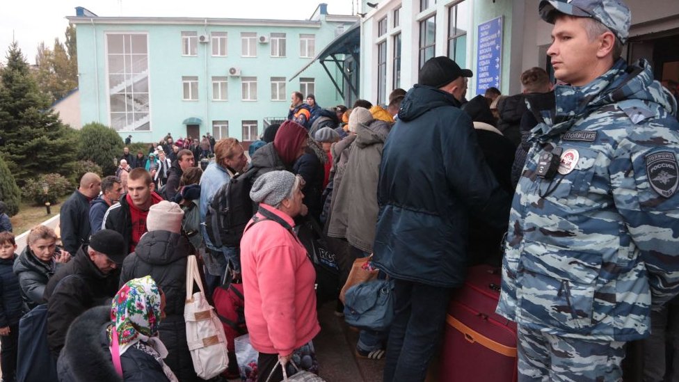 Rusija i Ukrajina: Strepnja i nada stanovnika Hersona posle najave povlačenja ruske vojske 2 People evacuated from Kherson at Dzhankoi railway station in Crimea