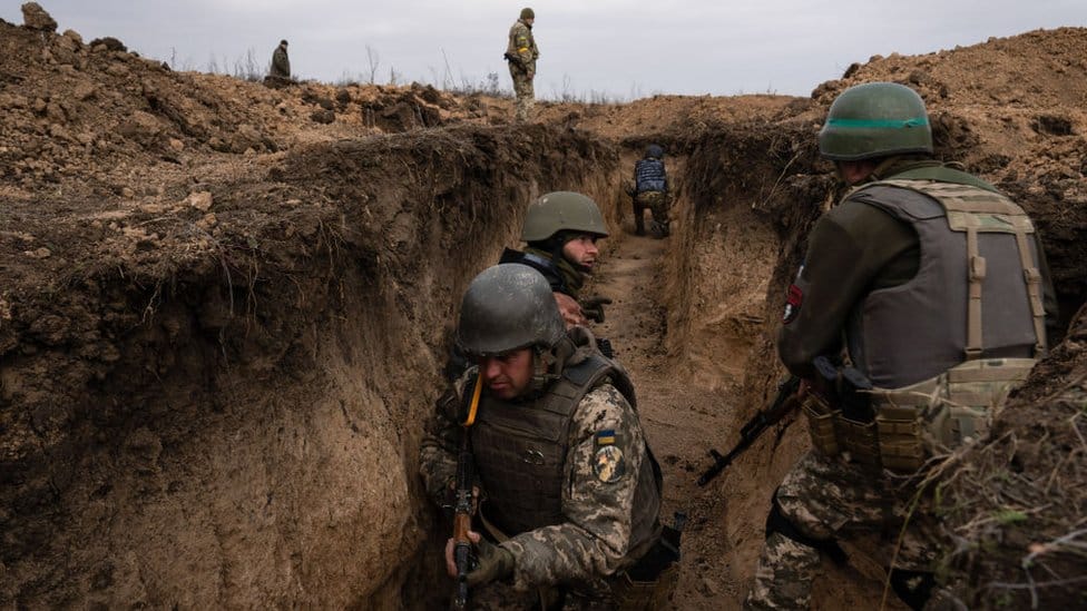 Rusija i Ukrajina: Rusi se povukli iz Hersona, Ukrajinci tvrde da oslobađaju naselja na jugu zemlje 1 Ukrainians training in trenches