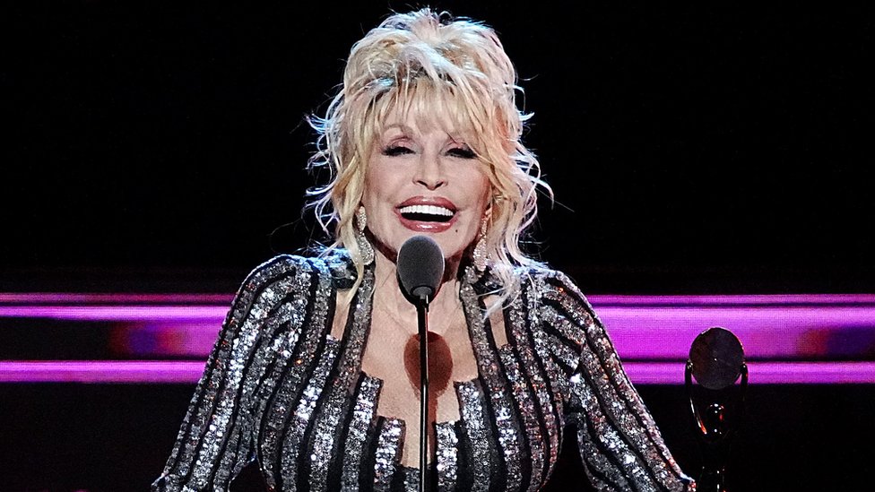 Muzika i humanost: Kantri pevačica dobila 100 miliona dolara od bogataša Džefa Bezosa 1 Doli Parton
