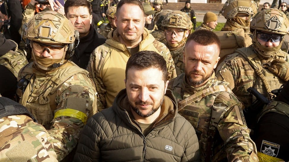 Rusija i Ukrajina: Ukrajinski predsednik u Hersonu, poručuje da će Kijev nastaviti da oslobađa teritorije 1 President Zelensky surrounded by troops