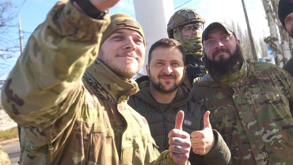 Rusija i Ukrajina: Novi napadi na Kijev, Mikolajev i Zaporožje, upozorenja o vazdušnim napadima na snazi širom zemlje 3 The president poses for a picture with soldiers