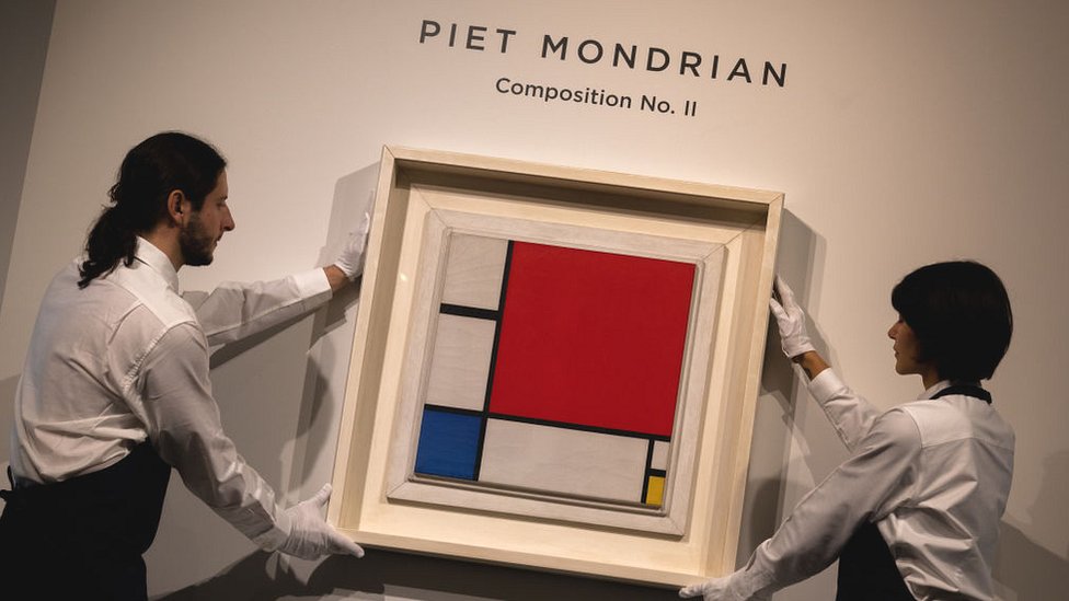 Umetnost: Mondrijanova slika prodata za rekordnih 51 milion dolara 1 Painting on display and help by auctioneers at Sotheby's.