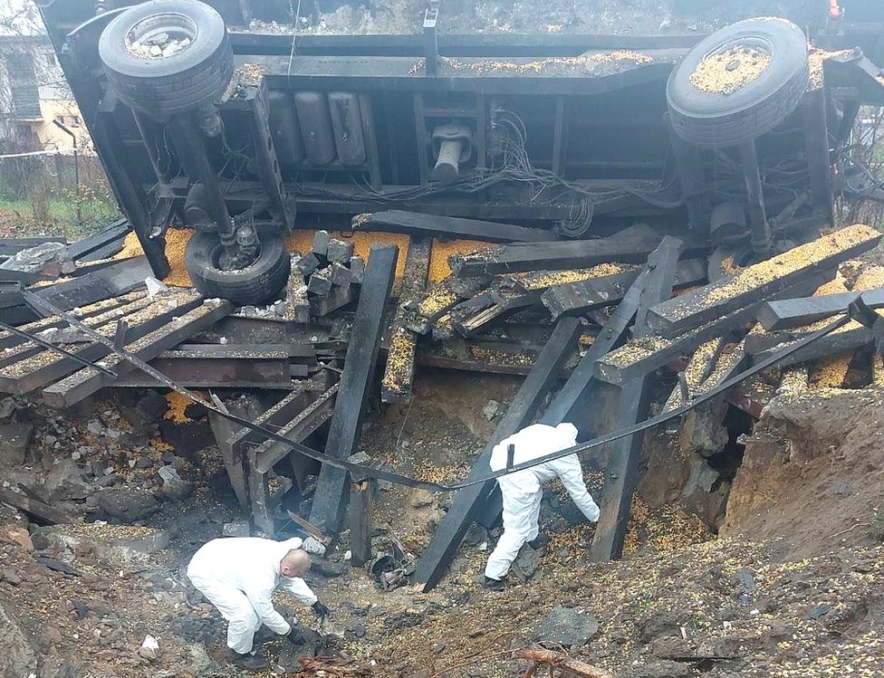 Rusija i Ukrajina: Raketa ubila dvoje u Poljskoj, predsednik te zemlje kaže da je „najverovatnije" ispalila ukrajinska vojska, Zelenski odbacuje optužbe 1 Polish police secured the area on Wednesday morning as investigators searched the site in Przewodow