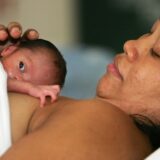 Svetski dan prevremeno rođene dece: Šta je „kengurska nega“ i kako spasava živote prevremeno rođenih beba 5