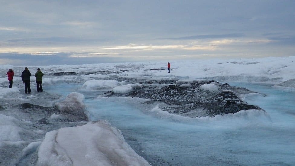 Klimatske promene: Iz otopljenih glečera možda prete tone bakterija 2 Some of the research team in the Dark Zone on the western edge of the Greenland Ice Sheet.