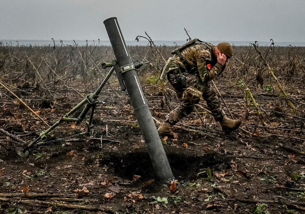 Ukrajinski vojnici pucaju iz minobacača na liniju fronta u regionu Zaporožja