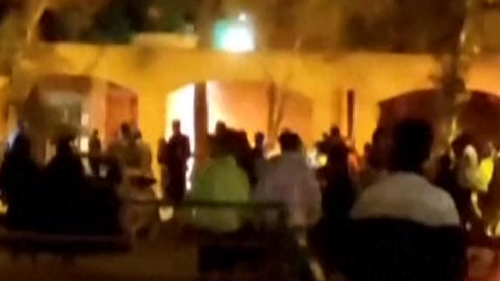 Iran i protesti: Demonstranti zapalili rodnu kuću Ajatolaha Homeinija, regionalne vlasti negiraju 1 Image from video of fire at Ayatollah Khomeini's house