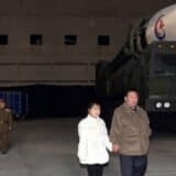 Kim Džong Un i porodica: Severnokorejski lider prvi put u javnosti sa ćerkom 11