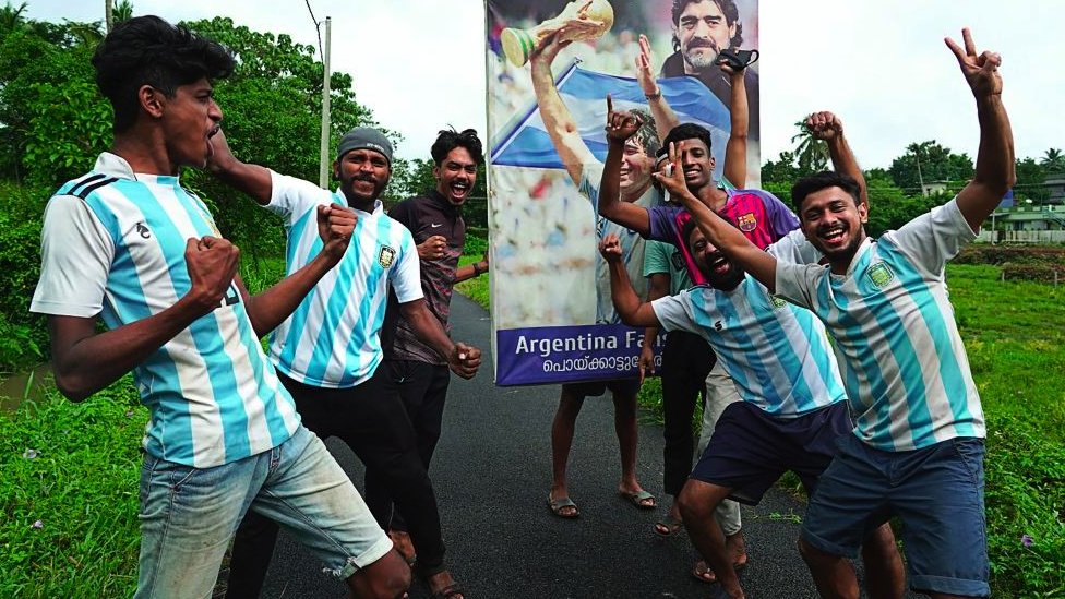 Svetsko prvenstvo u fudbalu: Istina o katarskim „lažnim“ navijačima 2 India fans in the state of Kerala 2021 in Argentina kits celebrate in the street
