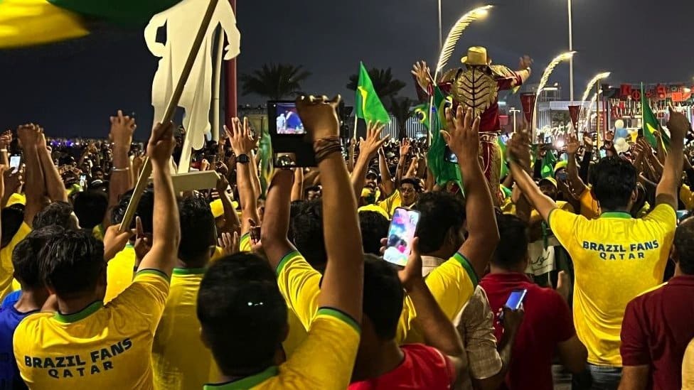 Svetsko prvenstvo u fudbalu: Istina o katarskim „lažnim“ navijačima 1 Brazilian national team fans cheered on Corniche in Doha ahead of the 2022 FIFA World Cup