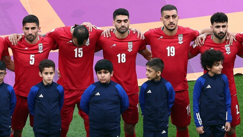 Iranski fudbaleri tokom intoniranja himne