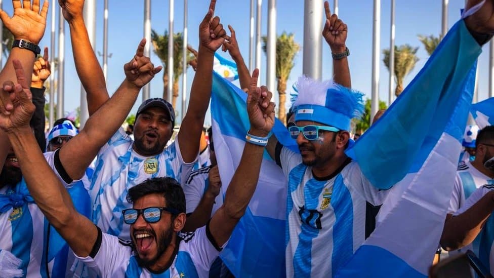 Svetsko prvenstvo u fudbalu: Istina o katarskim „lažnim“ navijačima 3 Local Argentinean fans in Qatar