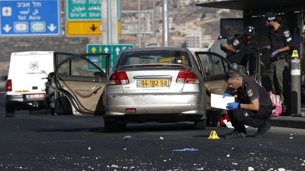 Izrael, Palestinci i nasilje: Poginuo tinejdžer u bombaškom napadu u Jerusalimu 1 Israeli security forces inspect the scene of an explosion at a bus stop near the entrance to Jerusalem (23 November 2022)