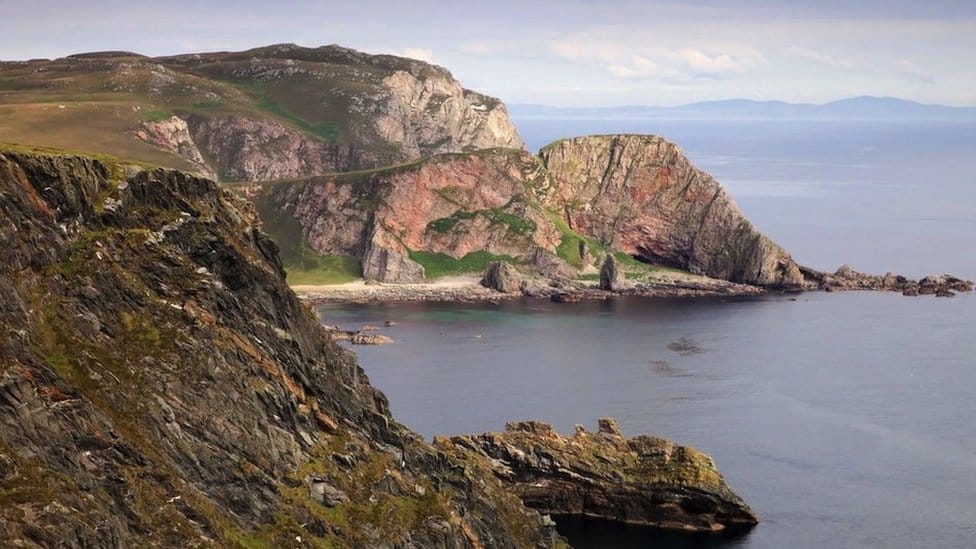 Surove obale ostrva Ajlej