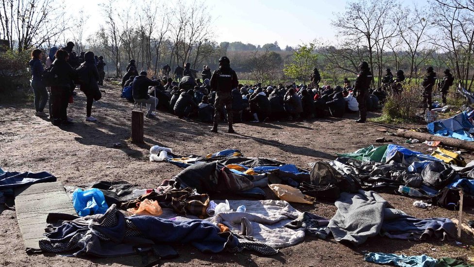 Srbija, nasilje i migranti: Posle pucnjave u Horgošu privedeno više od 800 migranata - pretragom pronađeno oružje i municija 2 policija, migranti