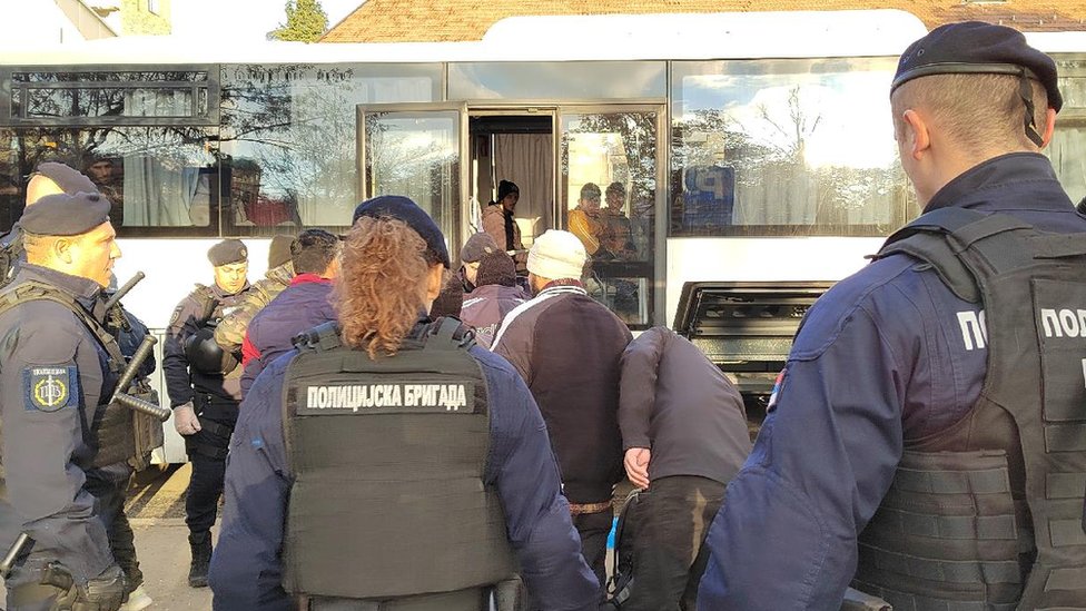 Srbija, nasilje i migranti: Posle pucnjave u Horgošu privedeno više od 800 migranata - pretragom pronađeno oružje i municija 7 policija, migranti