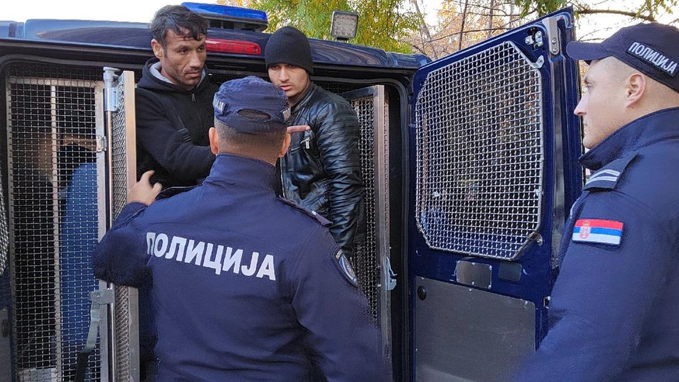 Srbija, nasilje i migranti: Posle pucnjave u Horgošu privedeno više od 800 migranata - pretragom pronađeno oružje i municija 10 policija, migranti