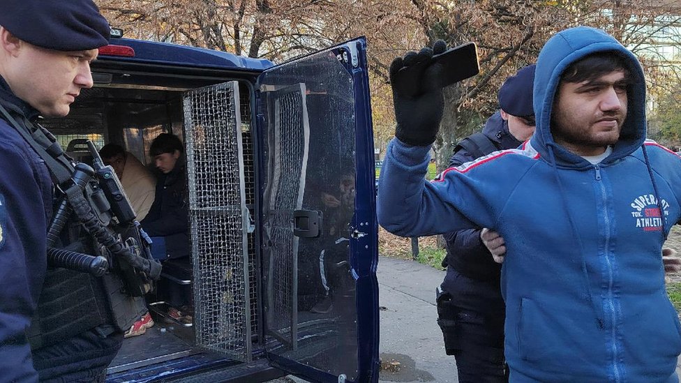 Srbija, nasilje i migranti: Posle pucnjave u Horgošu privedeno više od 800 migranata - pretragom pronađeno oružje i municija 13 policija, migranti